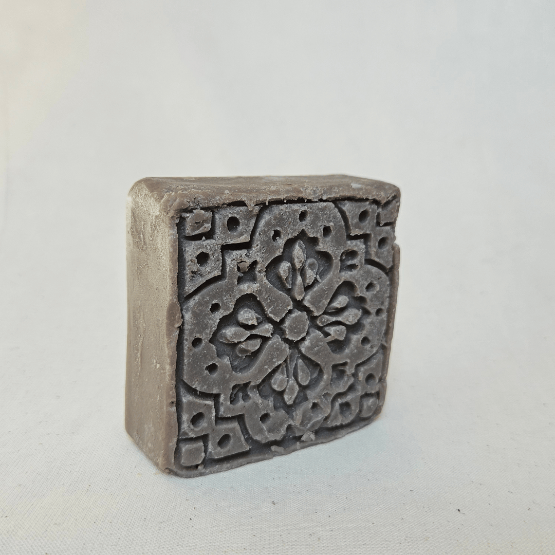 mørkebrun/ grålig kvadratisk blok sæbe med blomst mønster