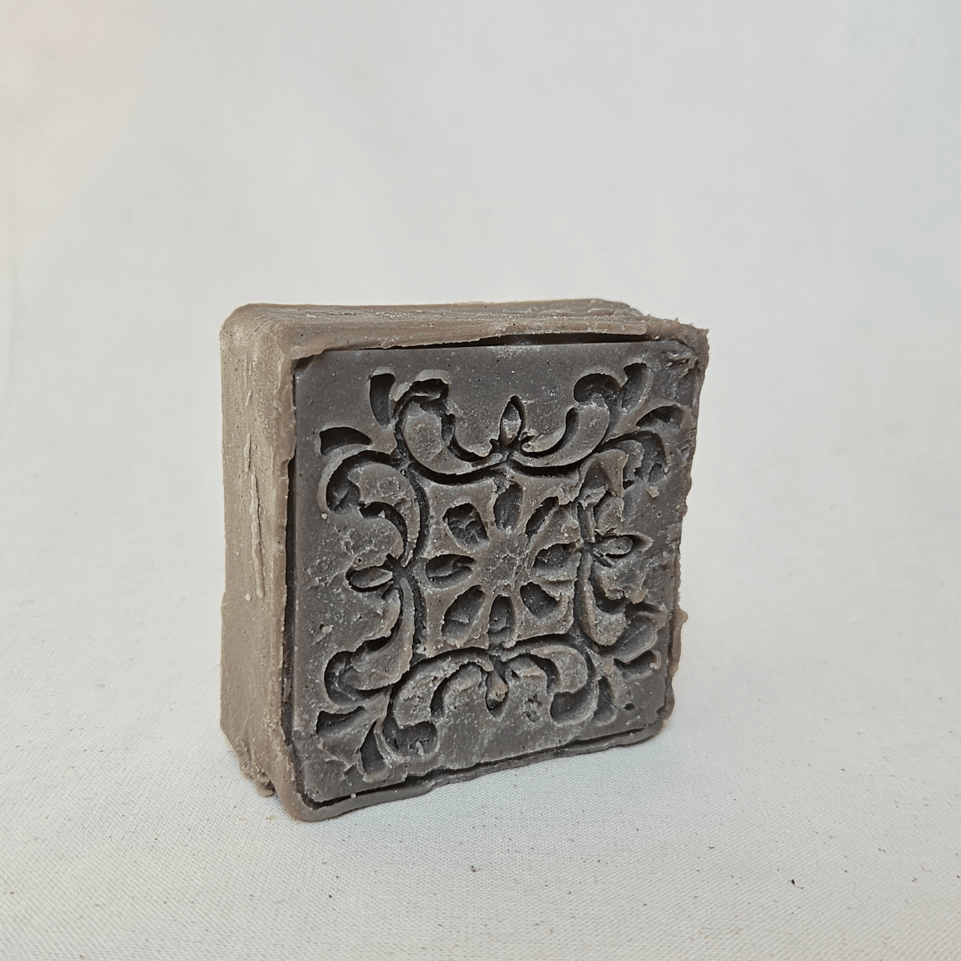 Mørkebrun / grålig kvadratisk sæbe med mønster