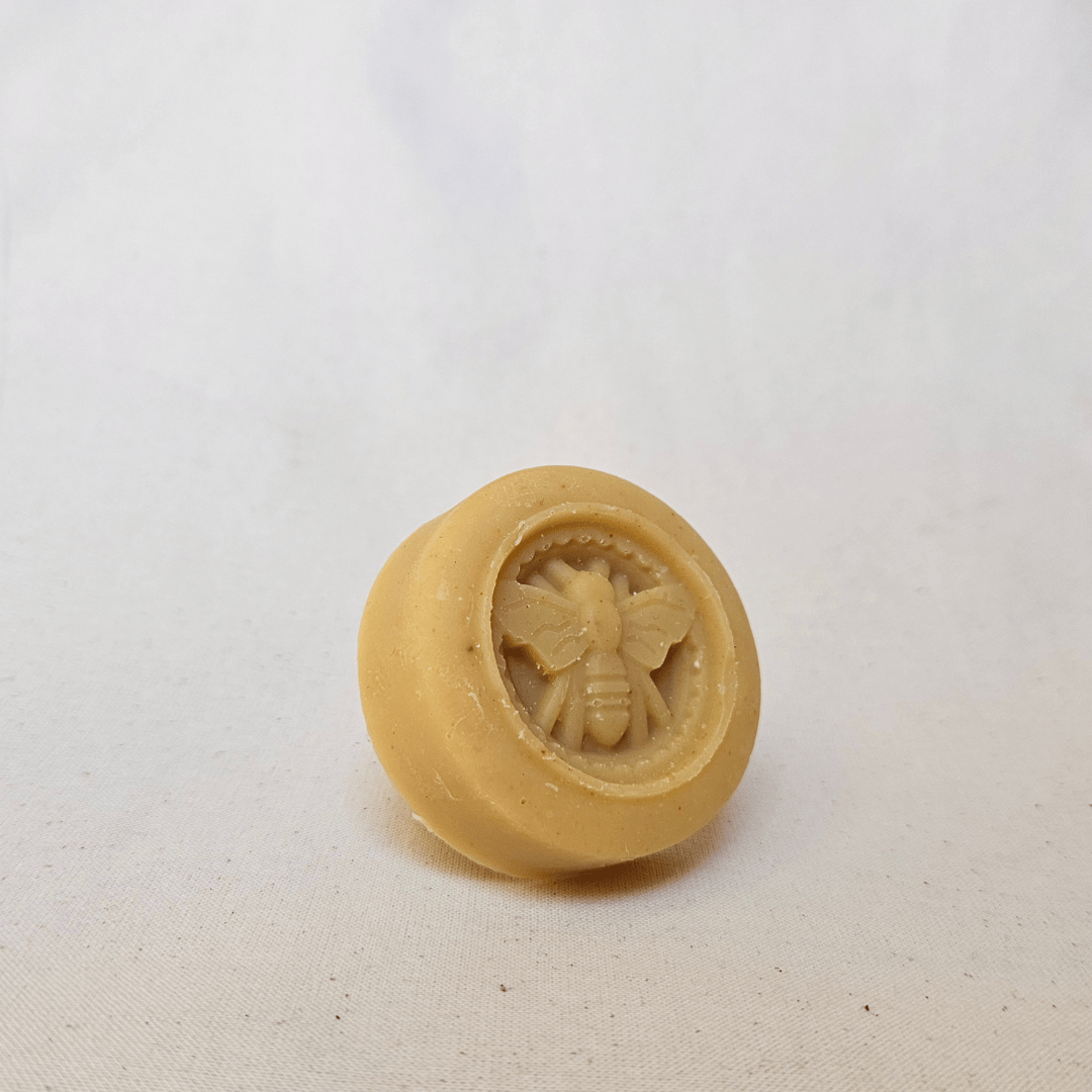 Lille rund gul sæbe med en ingraveret bi i midten