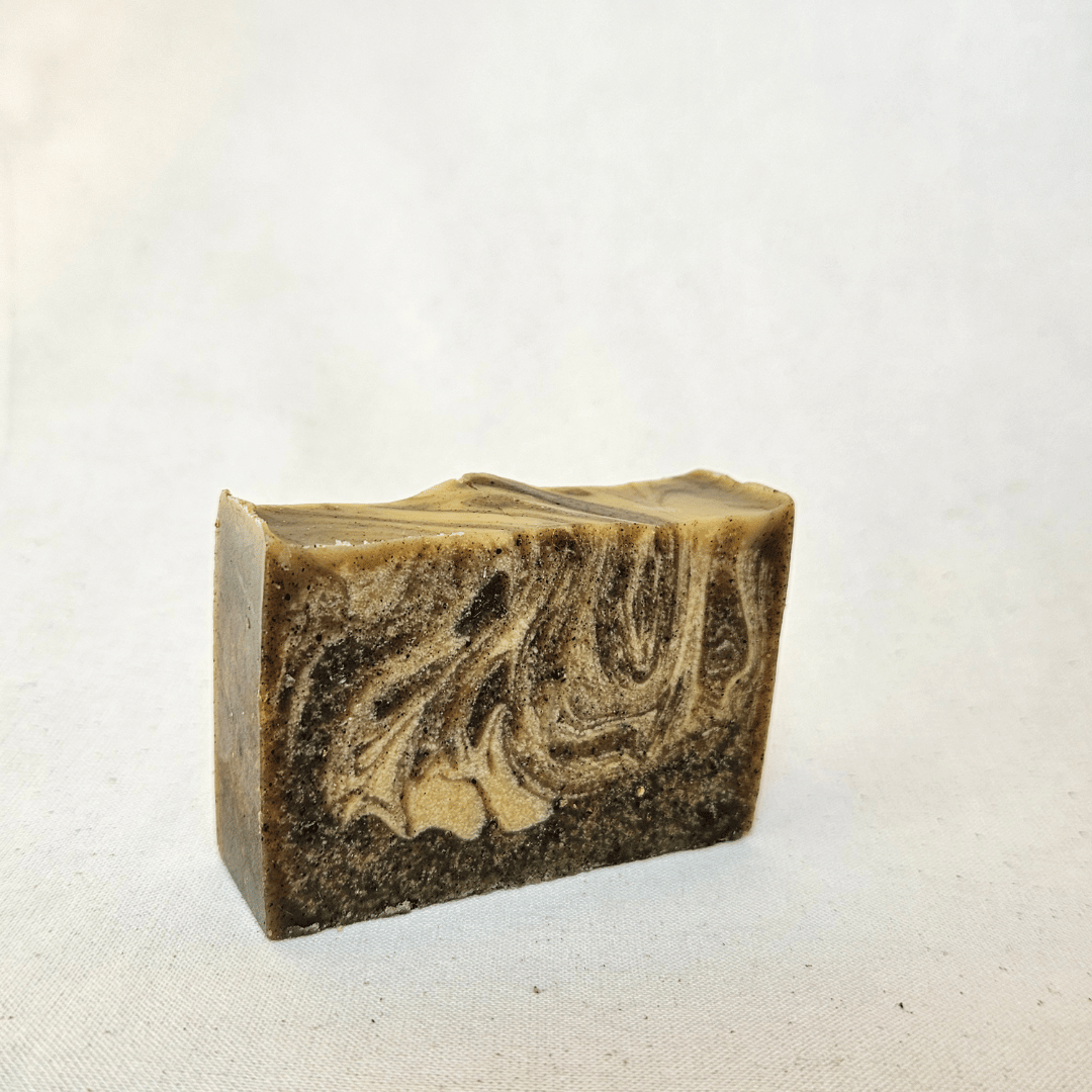 Firkantet sæbe, som er mørkebrun og lysebrun.