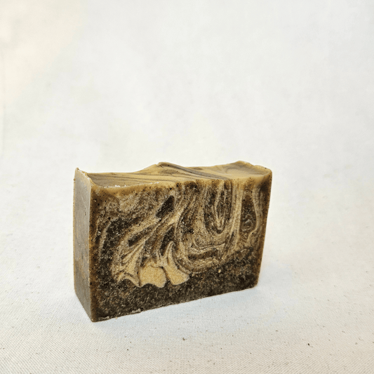 Firkantet sæbe, som er mørkebrun og lysebrun.