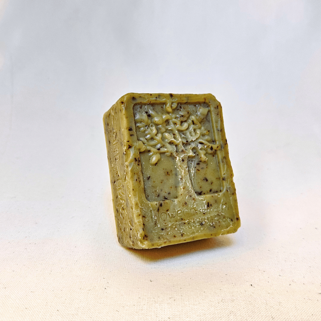 Firkantet, mat grøn sæbe med et træmønster på fronten